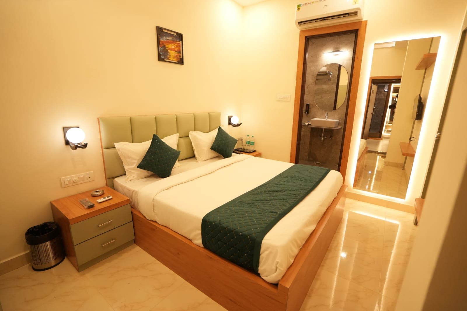 Executive Royal Experience: Premium Amenities & Security